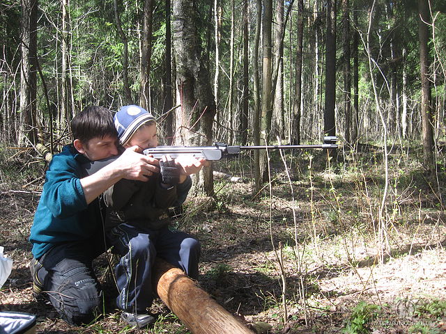 Сологубов Матвей с папой в лесу стреляют по банкам - нравится быть снайпером :-)
